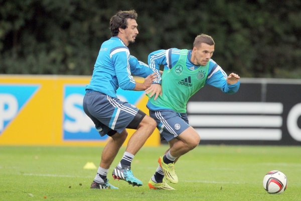 Mats Hummels (l) und Lukas Podolski sind die prominenten Gesichter des neuen Fußballprojektes. - © Fredrik von Erichsen/dpa