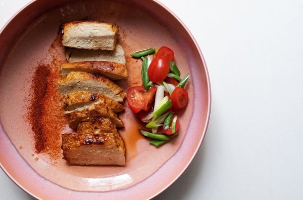 Heute gibt\'s veganes Hühnchen! Was man im Hinterkopf behalten muss: Fleischersatzprodukte sind oft stark verarbeitet. - © Bernd Diekjobst/dpa Themendienst/dpa-tmn