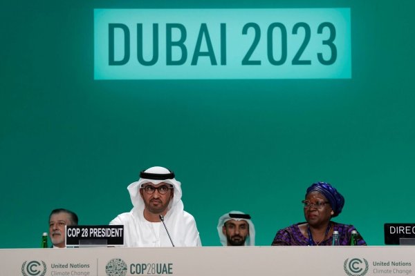 Sultan Al-Dschaber, Vorsitzender der UN-Klimakonferenz, bei der Eröffnungssitzung in Dubai. - © Peter Dejong/AP/dpa