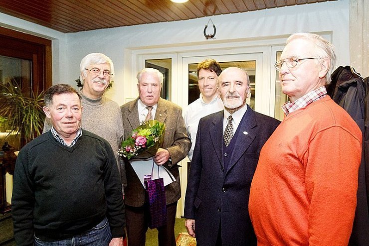 Geehrt: Walter Bierbaum (von links) mit Manfred Schönlau, Karl Brüggemann, Ivan Jones, Manfred Klesse, Rolf Harte. - © Foto: Gocke