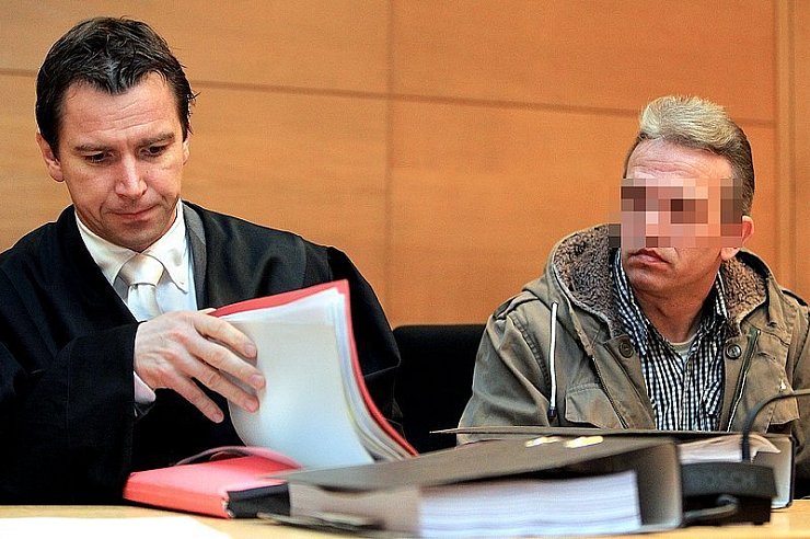 Auch am dritten Prozesstag äußerte sich der des Mordes an der 72-jährigen Inge R. angeklagte Dieter L., hier mit seinem Verteidiger Torsten Giesecke, nicht. - © FOTO: WOLFGANG RUDOLF