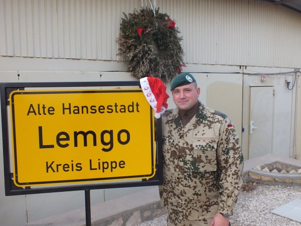 In Gedanken daheim: Oberstleutnant Maik Cohrs und seine Kameraden schicken Grüße nach Lippe, insbesondere nach Lemgo, die Patenstadt des Panzerbataillons 212. - © Bundeswehr/Butterworth