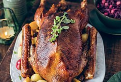 Gänsebraten mit Blaukraut - Lisa Nieschlag/Hölker Verlag/dpa-tmn