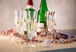 Sektgl&auml;ser stehen auf einem Tisch - Christin Klose/dpa-tmn