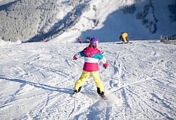 Kind &uuml;bt Skifahren - Florian Schuh/dpa-tmn