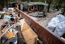  Eine Mulde  steht vor der bereits zum Teil abgerissenen Parzelle des mutmaßlichen Täters auf dem Campingplatz Eichwald im Lügder Ortsteil Elbrinxen. Hier wurden erneut Datenträger gefunden. - dpa