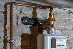 Gasz&auml;hler h&auml;ngt in einem Keller eines Einfamilienhauses - Patrick Pleul/dpa/dpa-tmn