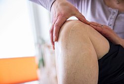 Eine Frau massiert eine Operationsnarbe am Knie - Christin Klose/dpa-tmn