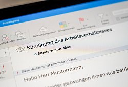 Mail mit einer Kündigung ist auf einem Laptop-Bildschirm zu sehen - Nico Tapia/dpa-tmn