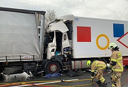 Ein Lkw ist auf den vorderen Lastwagen auf der A33 bei Paderborn aufgefahren. - Ralph Meyer