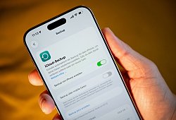 Ein Mann &uuml;berpr&uuml;ft das iCloud-Backup auf einem iPhone - Nico Tapia/dpa-tmn