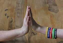 Eine Person trägt Armreifen mit der Aufschrift "Diabetes Type 1" - Jens Kalaene/dpa-Zentralbild/dpa-tmn