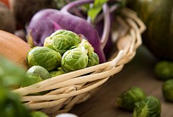 Rosenkohl und violetter Kohlrabi liegen in einem Korb - Christin Klose/dpa-tmn