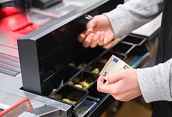 Einzelhandel - Julian Stratenschulte/dpa