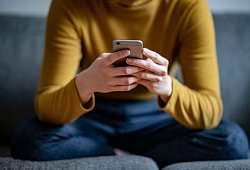 Person hält ein Smartphone in den Händen - Fabian Sommer/dpa/dpa-tmn