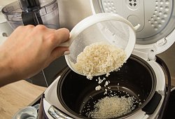 Eine Frau f&uuml;llt Reis in einen Reiskocher - Christin Klose/dpa-tmn