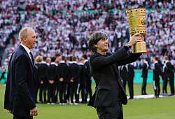 Joachim Löw mit dem DFB-Pokal - Alex Grimm/Getty Images Europe/Pool/dpa