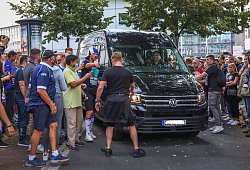 Arminia-Spieler suchten in der City nach dem Saisonabschluss am Sonntag Fan-Kontakt trotz geltender Corona-Abstandsregeln. - Sarah Jonek