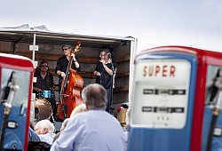 Musik an der Museumstanke: Zwischen den alten Säulen sorgt Dieter Kropp (rechts) gemeinsam mit den Hamburger Jungs der Band "8 to the Bar" für die richtigen Töne. - Torben Gocke