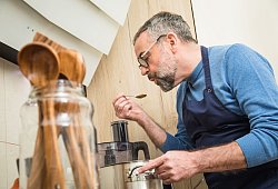 Ein Mann schmeckt ein Gericht ab - Christin Klose/dpa-tmn