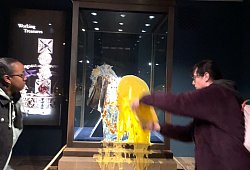 Essensanschlag auf die Kronjuwelen - Take Back Power/PA Media/dpa