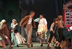 Hänsel und Gretel: Lotte Kortenhaus und Katharina Ajyba (Mitte) inmitten der Lebkuchenkinder, gespielt von den Detmolder Schlossspatzen. - Landestheater/Klaus Lefebvre