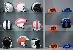 Skihelme liegen bei Sportartikelmesse ispo in einem Regal - Andreas Gebert/dpa/dpa-tmn