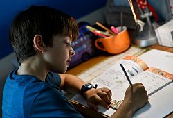 Schüler macht Hausaufgaben - Kirsten Neumann/dpa-tmn