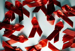 Rote Aids Schleifen auf einem Tisch - Jens Kalaene/dpa-Zentralbild/dpa-tmn