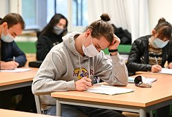 Sich in mehreren Schichten zu kleiden, empfehlen Schulleiter den Schülern ab Montag, denn es könnte kalt werden im Klassenraum. „Stoßlüften alle 20 Minuten, Querlüften wo immer es möglich ist, Lüften während der gesamten Pausendauer“, schreibt das Schulministerium vor. Außerdem: Maskenpflicht im Unterricht ab Jahrgang fünf. - Felix Kästle, dpa