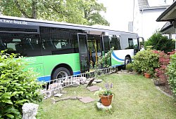 Erheblicher Sachschaden: Der Omnibus hat die Mauer der Familie Schwarz zerstört und steht in einer Buchenhecke. - Elke Niedringhaus-Haasper
