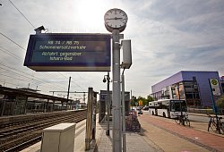 Reisende müssen auf Busse umsteigen: Weil die Züge am Wochenende nicht fahren, wurde ein Schienenersatzverkehr eingerichtet. Die meisten Busse fahren hinter dem Bahnhof in der Joseph-Massolle-Straße ab. - Oliver Krato (Archivfoto)
