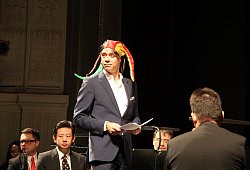 Generalmusikdirektor mit Schelmenkappe: Lutz Rademacher hat das „Junge Konzert“ dirigiert. - Luetgebrune