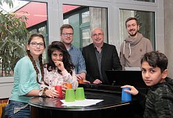 Die Schülerinnen (von links) Fadya (13) und Safaa (13) mit David Jetter, Ekkehard Mascher und Felix Starzonek sowie Schüler Pavel (13) - Carolin Brokmann