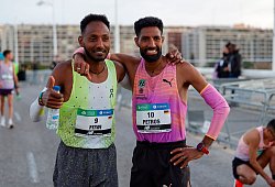 Samuel Fitwi (l) und Amanal Petros - David Gonzalez/dpa