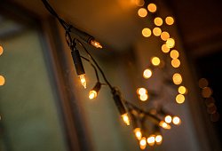 Lichterketten mit Stromkabel - Christin Klose/dpa-tmn