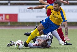 Für diese Szene zeigte der Warsteiner Schiedsrichter Sven Gerke auf den Elfmeterpunkt. TSV-Trainer Ralf Brokmann will davor eine Abseitsstellung der Gäste gesehen haben. Torhüter Rudolf Pisarenko geht waghalsig gegen den Neuenbekener Peyman Gourgi in den Ball. - EGON PENNER