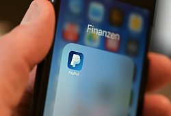 Die Applikation von PayPal ist auf einem Mobilfunkger&auml;t zu sehen - Felix K&auml;stle/dpa