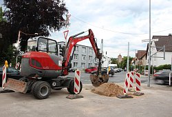 Pause auf der Baustelle: Wenn der Bagger im Einsatz ist, stockt der Verkehr auf der Kreuzung am Schloss in Brake. - Marlen Grote