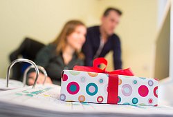 Ein Geschenk liegt auf dem Schreibtisch an einem Arbeitsplatz - Klaus-Dietmar Gabbert/dpa-tmn