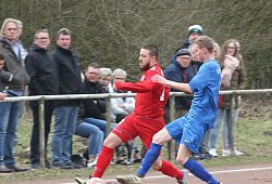Horns Hamo Marhosevic im Zweikampf mit Simon Diermann - Sebastian Lucas(LZ)