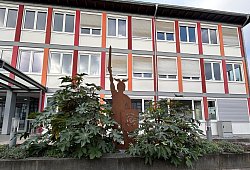 hermann-vor-dem-lugder-rathaus - 1 - Stadt L&uuml;gde