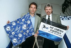 Ernst Middendorp und Rüdiger Lamm (re.) 05/95 her Mann Fußball quer halb stehend Treppe Flagge DSC Arminia Bielefeld ha - imago images/teutopress