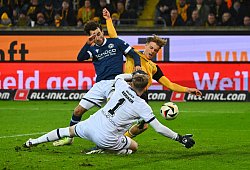 Tor zum 1:0, hinten rechts: Jonas Oehmichen (Dresden) trifft gegen Christopher Lannert und Torwart Jonas Kersken (beide - IMAGO/Hentschel