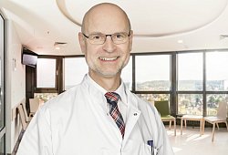 Werner Bader, Chefarzt der Gynäkologie im Klinikum Bielefeld, infizierte sich Ende März mit dem Coronavirus. Nach sechs Monaten arbeitet er wieder Vollzeit. - Martin Larius