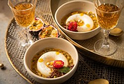 Panna Cotta in Savarin-Form, Passionsfrucht, Himbeere, Mangotupfe - Christin Klose/dpa-tmn