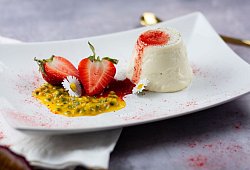 Panna Cotta mit Erdbeeren und Maracuja - Annelie Ulrich/dpa-tmn
