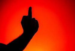 Eine Person zeigt den Mittelfinger - Sina Schuldt/dpa/dpa-tmn