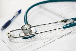 Stethoskop und Krankenakte - Pixabay