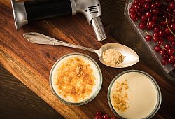 Ein Fambierbrenner liegt neben Cr&egrave;me Brul&eacute;e - Christin Klose/dpa-tmn